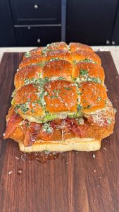 Crispy Chicken Caesar Sliders on King’s Hawaiian Rolls – The Ultimate Shareable Sandwich